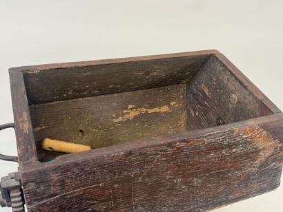 Churn in molded oak.
40 x 50 x 40 cm.