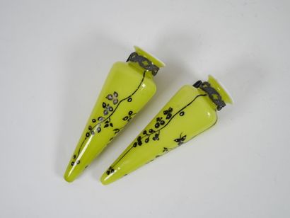 Paire de vases de voiture de forme tronconique...
