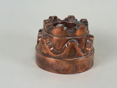 Moule en cuivre.
H. 12 cm.
D. 16,5 cm.
