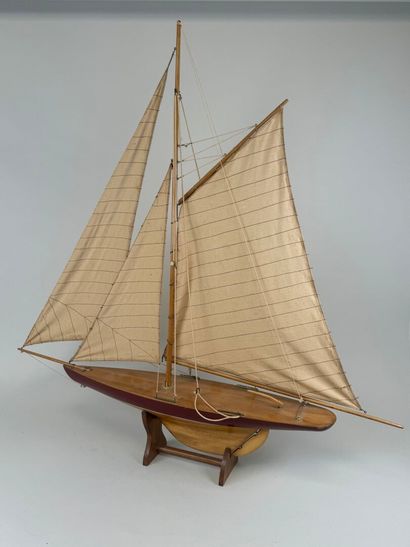 Maquette de bateau voilier en bois polychrome...
