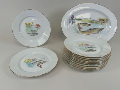 Partie de service de table en porcelaine...