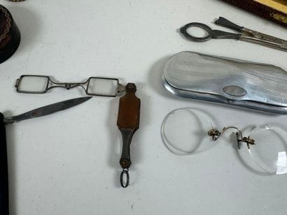 Lot d'objets de vitrine comprenant notamment...