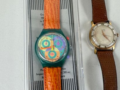 Lot including:
- SWATCH.
Wristwatch.
In case.
-...
