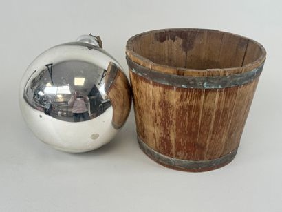 Lot including a large Christmas bauble (D....