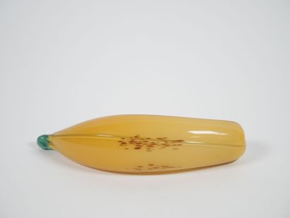 Sujet en verre coloré jaune représentant...