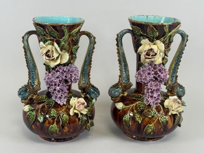 Paire de vases en faïence polychrome en relief...