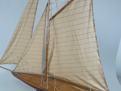 Maquette de bateau voilier en bois polychrome...