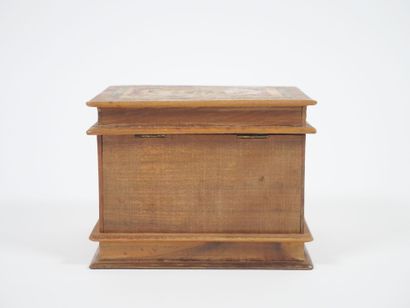 Petit coffret à bijoux à système en bois...