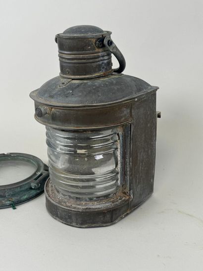 Metal and glass marine lamp.
29 x 18 x 18...