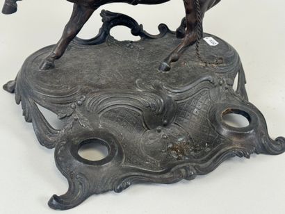 Encrier en régule figurant un cheval.
26...