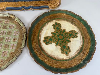 ITALIE, XXe.
Trois plateaux en bois polychrome...