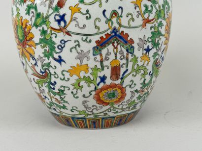 CHINA, 20th century.
Covered polychrome porcelain...
