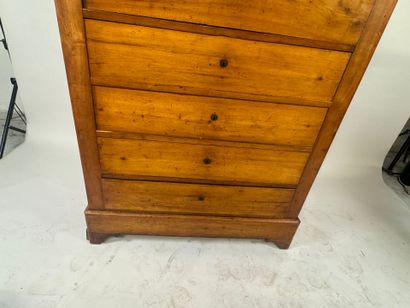 Semainier in molded wood, black marble top.
147...