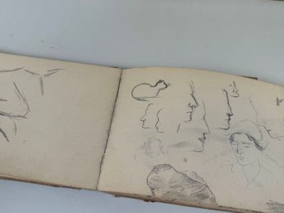 Petit carnet de dessins ou croquis au crayon.
Environ...