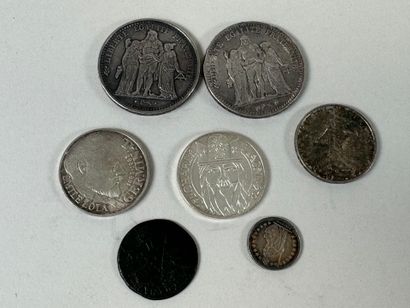 Lot de pièces diverses dont : 
- une pièce...
