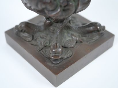 École XIXe. 
Coupe sur pied en bronze patiné...
