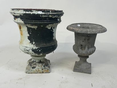 Two cast-iron garden basins.
H. 45 cm (the...