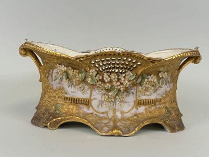 WIEN -TEPLITZ.
Jardinière en porcelaine ajourée...