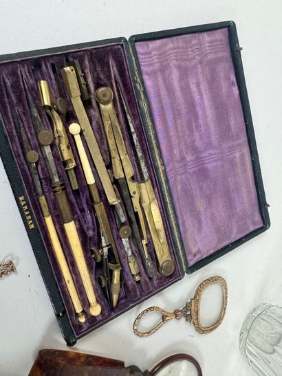 Lot d'objets de vitrine comprenant notamment...