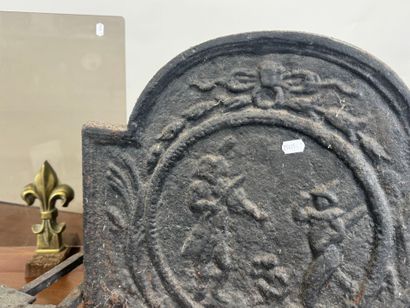 Lot including :
- cast-iron fireback decorated...