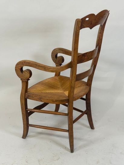 Molded wood armchair, straw seat.
109 x 55...