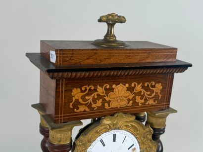 Pendule portique en placage de palissandre...