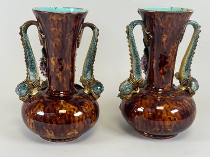 Paire de vases en faïence polychrome en relief...