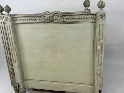 Lacquered and molded wood bed with knot decoration.
Louis...