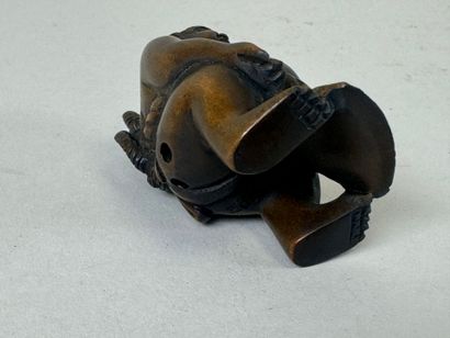 JAPON, XXe.
Netsuké en bois sculpté figurant...