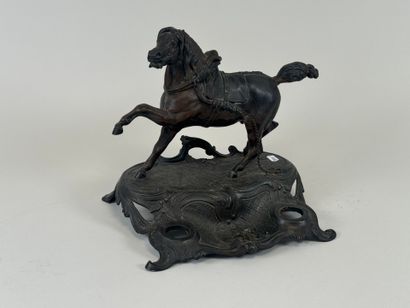Encrier en régule figurant un cheval.
26...