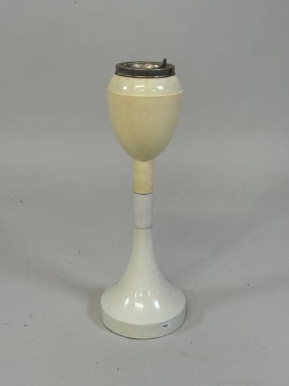 White plastic and metal ashtray.
Italian...