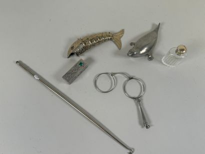 Lot d'objets de vitrine comprenant un étui...
