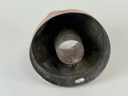 Moule en cuivre.
H. 12 cm.
D. 16,5 cm.