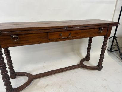 Table console en bois mouluré à plateaux...