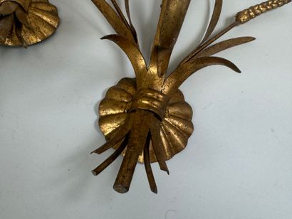 Lot comprenant :
- paire d'appliques en métal...