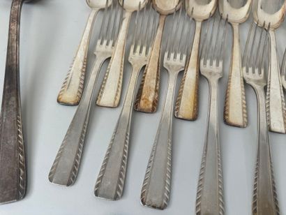 Partie de ménagère en métal argenté comprenant...