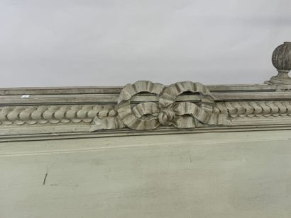 Lacquered and molded wood bed with knot decoration.
Louis...