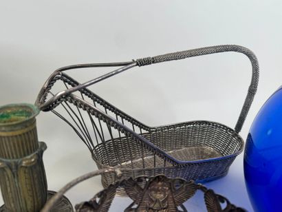 Set comprising a woven metal bottle holder,...