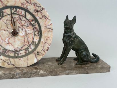 Pendule en marbre à décor de deux chiens...