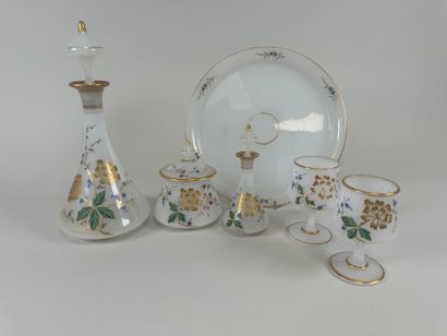 Tête à tête en verre opalin à décor émaillé...