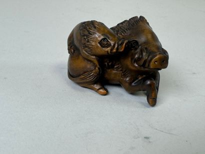 JAPON, XXe.
Netsuké en bois sculpté figurant...