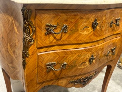 Wood and veneer chest of drawers opening...