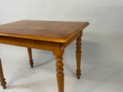 Rectangular table in light oak.
76 x 100...