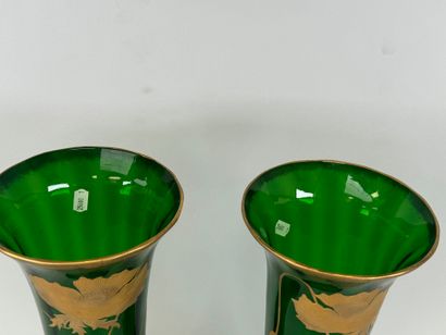 Paire de vase en verre coloré vert et rehaussé...