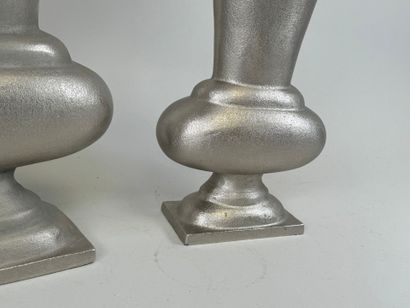Two metal vases.
38 x 21 x 9.5 cm (the garnd...