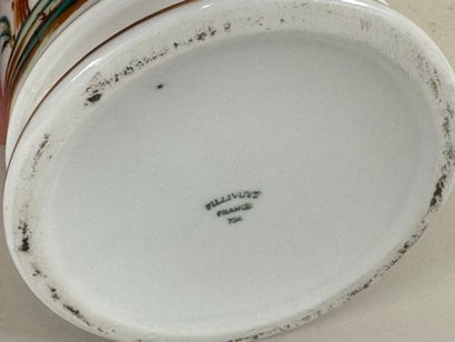 PILLVUYT.
Pot à pharmacie en porcelaine blanche...