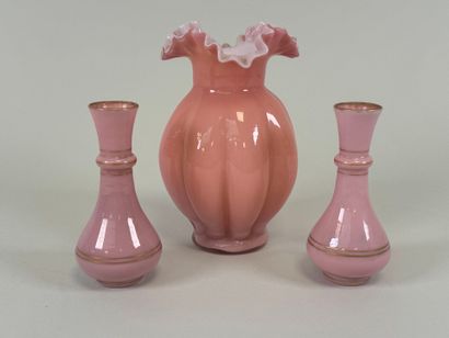 Paire de petits vases en verre opalin coloré...