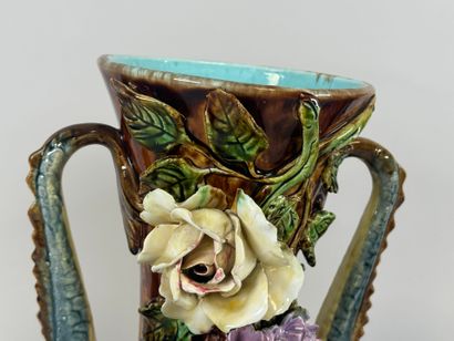 Paire de vases en faïence polychrome en relief...