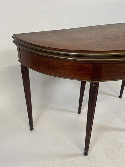 Half-moon table in molded wood and brass...