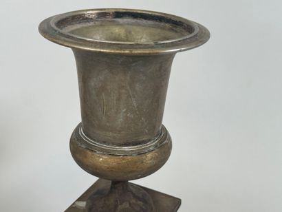 Small cast-iron Medici garden basin.
H. 30...